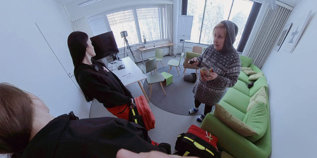 [Alt-teksti: Kolme henkilöä huoneessa.]