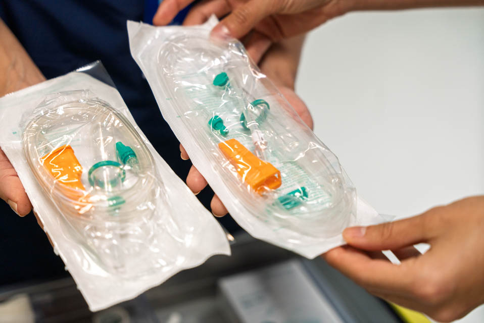 [Alt-teksti: henkilö pitelee käsissään hoitotarvikkeita.]