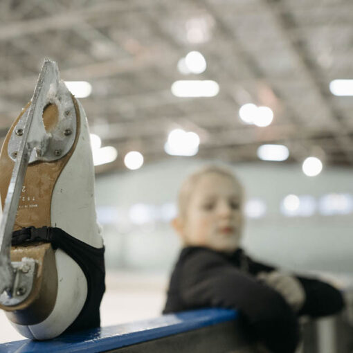 [Alt-teksti: Tyttö, jolla on taitoluistimet.]