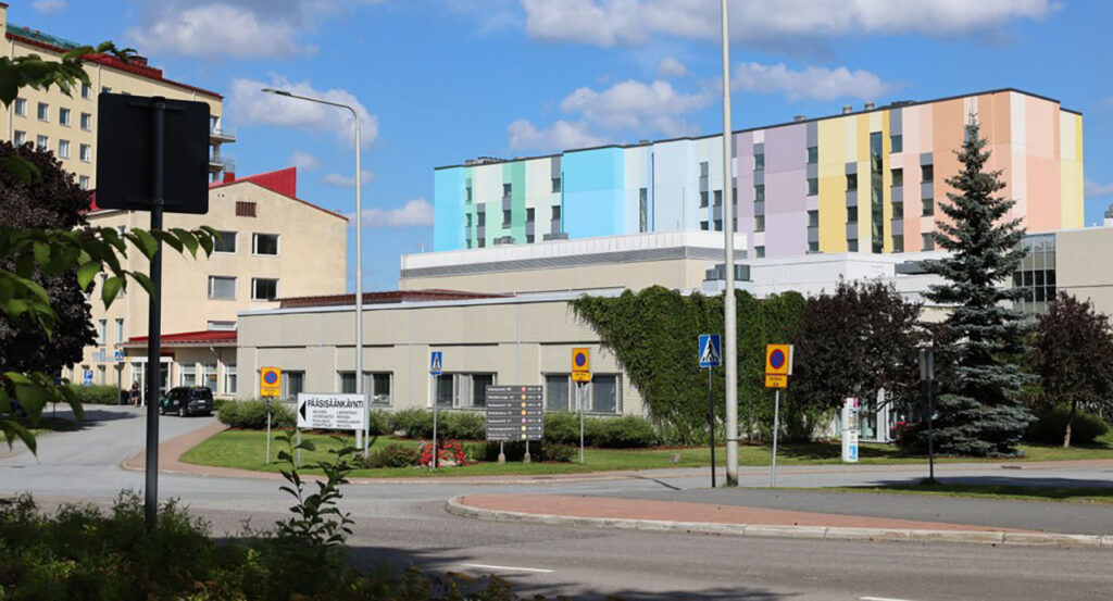 [Alt-teksti: sairaalarakennusten kompleksi kesäisenä päivänä kuvattuna.]