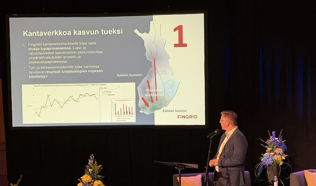 [Alt-teksti: mies pitämässä esitystä, näyttötaululla on teksti kantaverkkoa kasvun tueksi.]