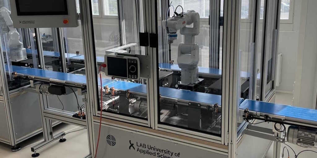 Yksittäinen koteloitu robottisolu, vasemmassa reunassa näkyy hieman ensimmäinen robottisolu.