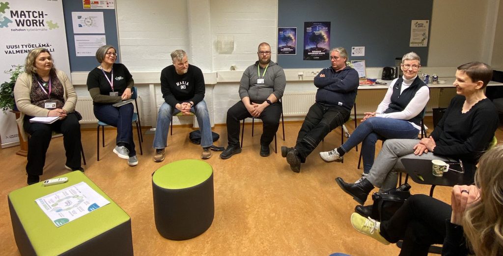 Lappeenrannan kaupungin esihenkilöitä ja työpaikkaohjaajia tuolipiirissä keskustelemassa työyhteisöjen vastaanottavuuden ja työpaikkaohjauksen kehittämisestä Matchwork-hankkeen työpajassa